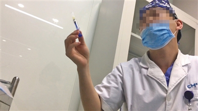 7月10日，凯润婷医院一名医生向记者出示即将为记者注射的肉毒素针剂。新京报记者 马玉佳 摄