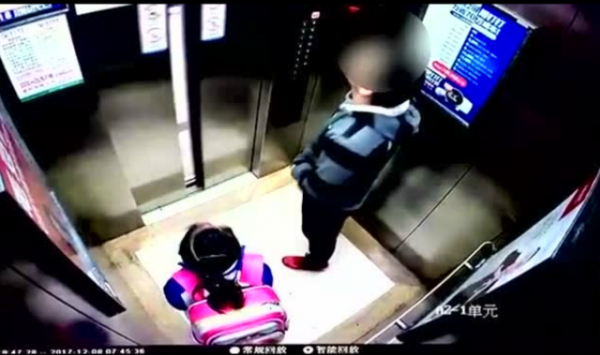 深圳一家长“虎爸”式教育电梯内猛踹女儿3脚 监控让人吃惊