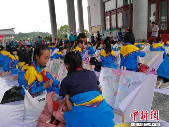 百名儿童现场举行绘画比赛　唐贵江　摄