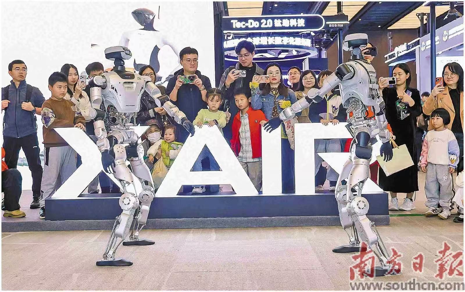 2025年粤港澳大湾区人工智能与机器人产业大会上，逐际动力人形机器人在表演。南方日报记者 张令 摄