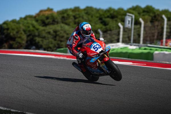 “张雪机车”驰骋在赛道上。(受访者供图) 