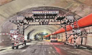 深圳鹏坝通道隧道右洞贯通