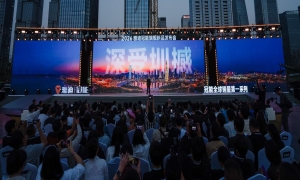 王鹤棣×影视飓风“极智拍档”现身深圳雅迪冠能智能科技嘉年华