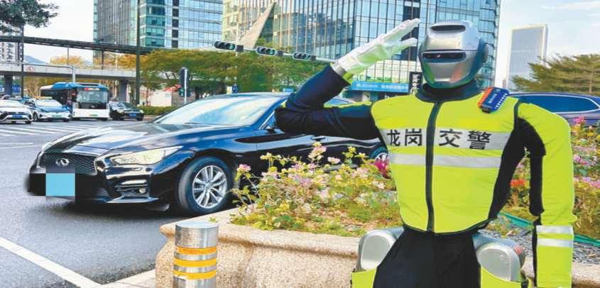 深圳龙岗“机甲交警”春运上街执勤