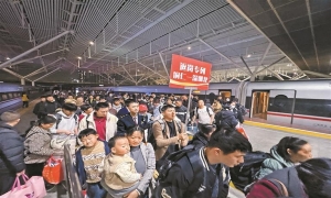 “南粤春暖”返岗专列顺利抵深