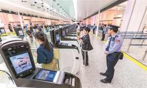 深港首次落地“合作查验 一次放行” 皇岗口岸焕新启用通关最快20秒