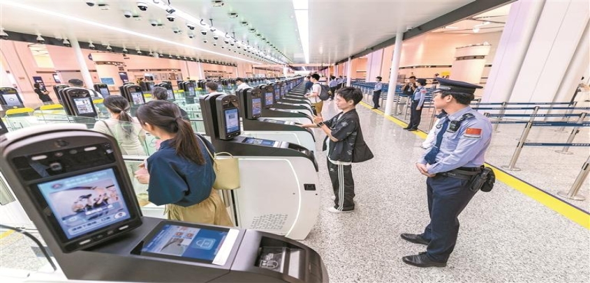 深港首次落地“合作查验 一次放行” 皇岗口岸焕新启用通关最快20秒