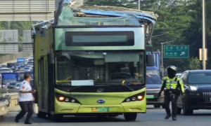 双层巴士与高架桥发生剐蹭，深圳巴士集团：一乘客轻微刮伤