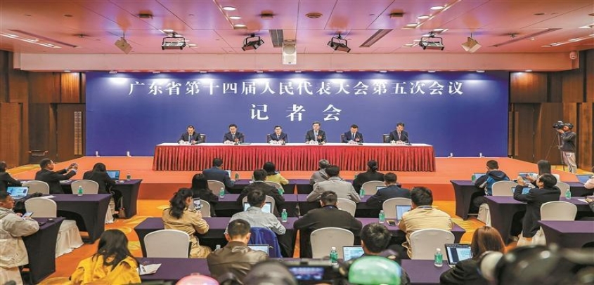 市长覃伟中出席深圳代表团开放日活动并答记者问